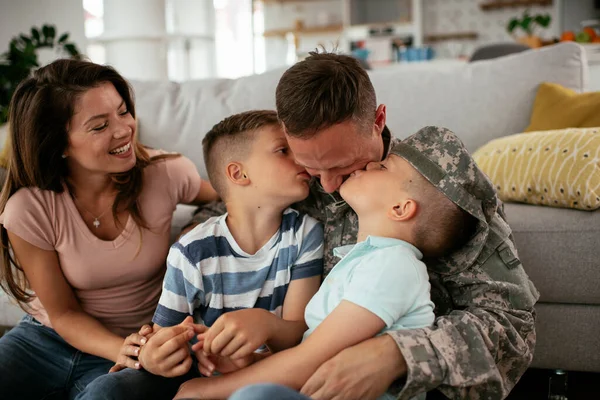 Soldado Sua Esposa Desfrutando Casa Com Filhos Soldado Feliz Sentado — Fotografia de Stock