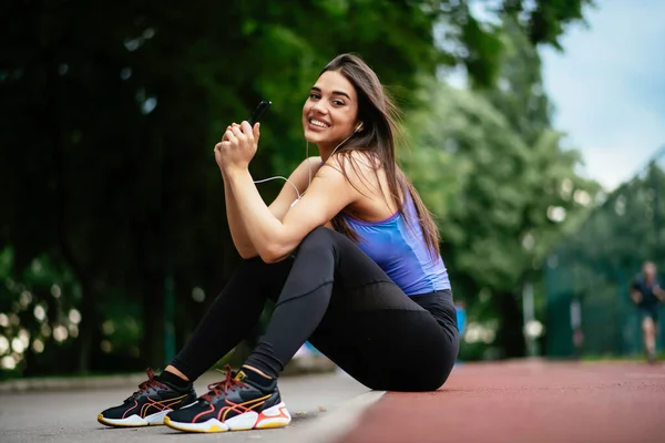 Hermosa Mujer Descansando Hacer Ejercicio Mujer Atleta Joven Sentada Banco — Foto de Stock