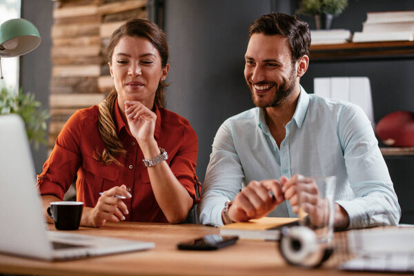 Коллеги по работе. Бизнесмен и бизнесмен обсуждают работу в офисе. Два друга работают вместе..