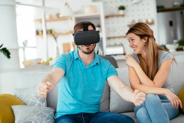 Feliz Pareja Divirtiéndose Con Gafas Realidad Virtual Sala Estar Pareja — Foto de Stock