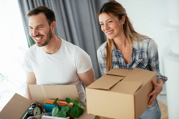 Boyfriend Girlfriend Moving Apartment Young Couple Unpacking Belongings — Stock Photo, Image