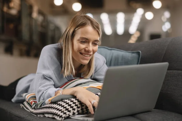 Young Woman Lie Sofa Watching Movie Laptop — Stock Photo, Image