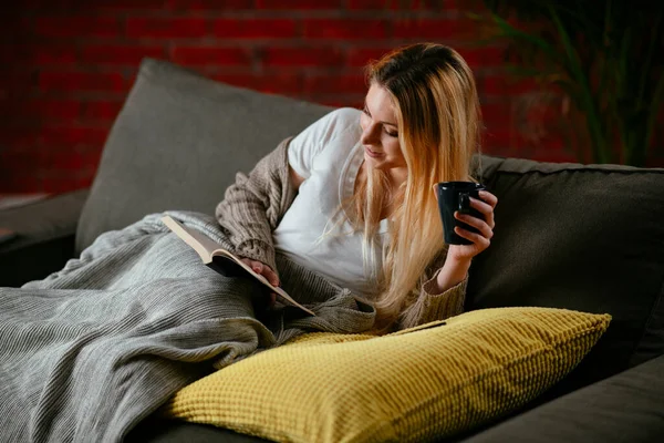 Young Beautiful Girl Reading Book Couch Home Woman Reading Book — Stock Photo, Image