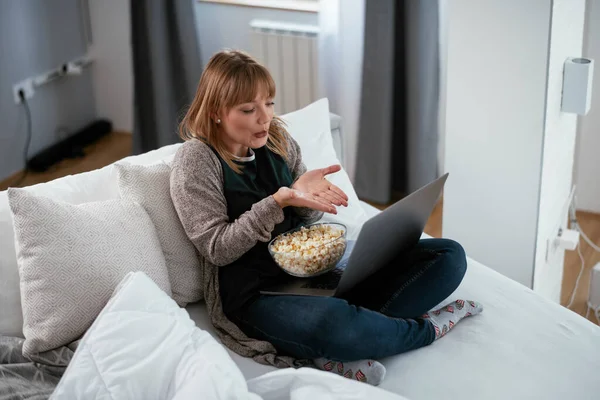 Gyönyörű Szőke Néz Filmet Laptopon Enni Popcorn — Stock Fotó