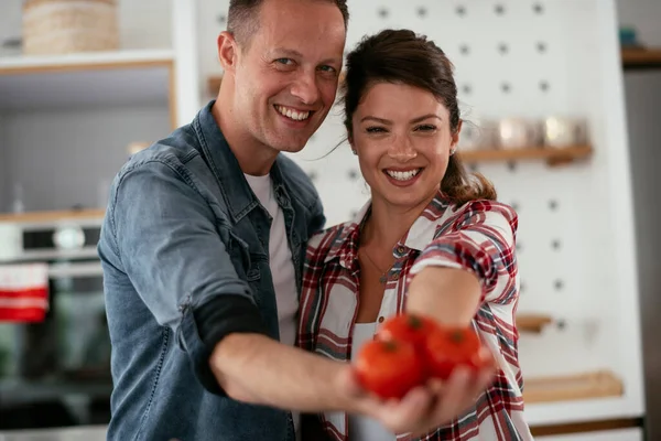 Pareja Joven Haciendo Desayuno Casa Pareja Amorosa Comiendo Sándwich Cocina —  Fotos de Stock