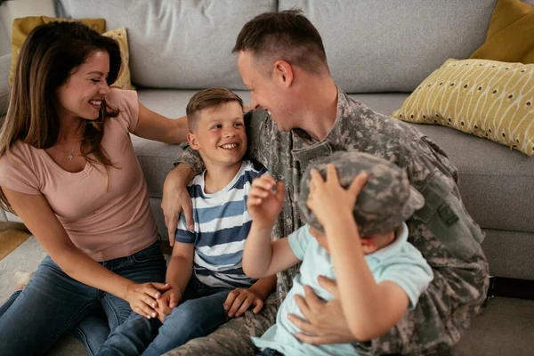 Στρατιώτης Και Σύζυγός Του Απολαμβάνουν Στο Σπίτι Παιδιά Ευτυχισμένος Στρατιώτης — Φωτογραφία Αρχείου