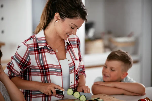 Mãe Preparando Café Manhã Com Filhos Jovem Família Feliz Fazendo — Fotografia de Stock