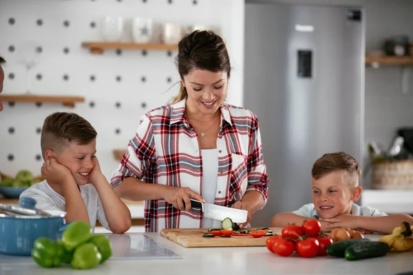 Mãe Preparando Café Manhã Com Filhos Jovem Família Feliz Fazendo — Fotografia de Stock