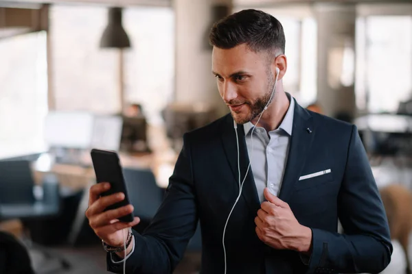 Retrato Hombre Negocios Guapo Traje Escuchar Música Con Teléfono Oficina —  Fotos de Stock