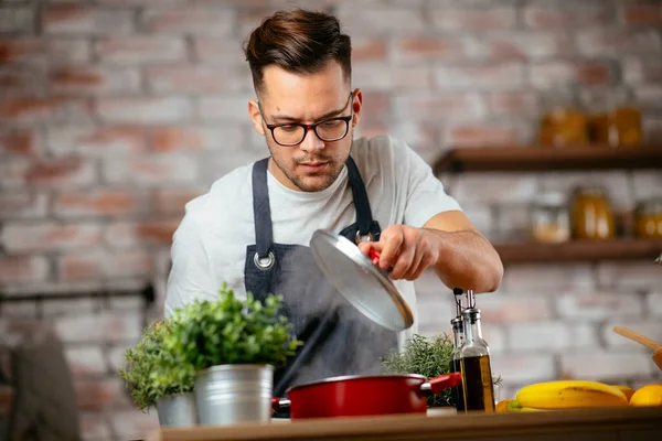 Bell Uomo Che Prepara Pasta Cucina Guy Cucinare Pasto Gustoso — Foto Stock