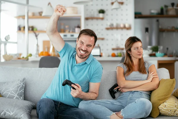 Esposo Esposa Jugando Videojuegos Con Joysticks Sala Estar Pareja Cariñosa — Foto de Stock