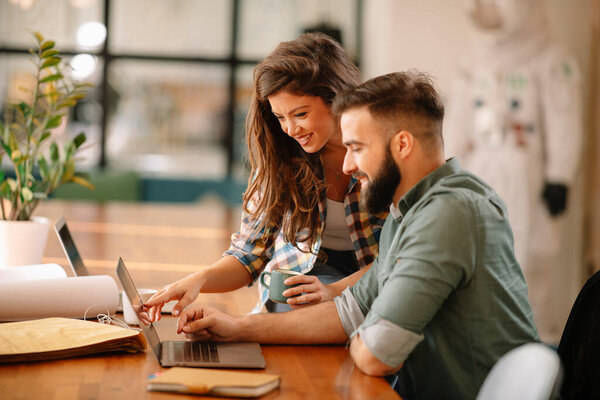 Стартап бизнес-партнеры работают вместе на рабочем столе. Бизнесмен и предпринимательница, работающая над проектом.