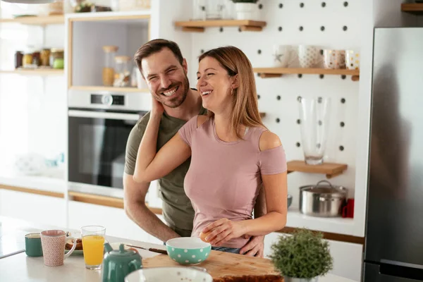 Pareja Joven Haciendo Sándwiches Casa Pareja Cariñosa Disfrutando Cocina —  Fotos de Stock