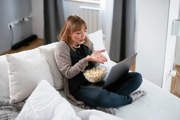 Gyönyörű Szőke Néz Filmet Laptopon Enni Popcorn — Stock Fotó