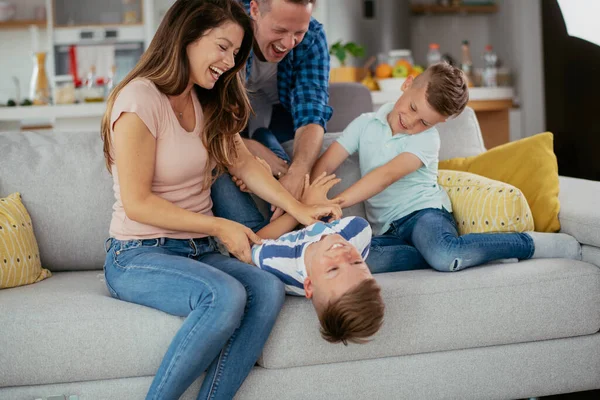 Família Jovem Desfrutando Casa Pais Felizes Com Filhos Divertindo — Fotografia de Stock