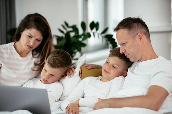 Família Passar Tempo Juntos Casa — Fotografia de Stock