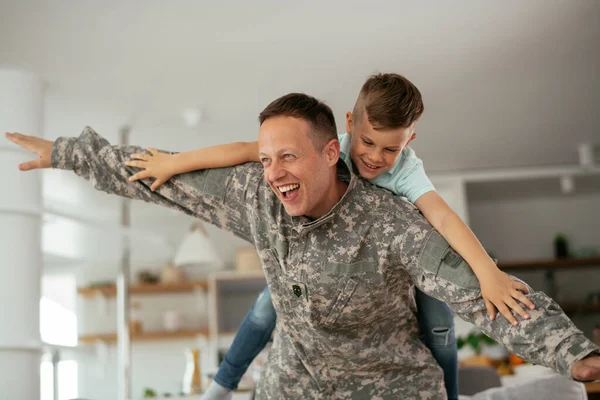 Militar Homem Brincando Com Filho Casa — Fotografia de Stock