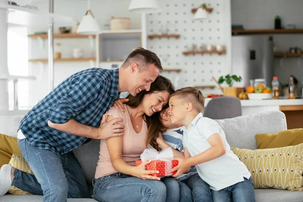 Pai Com Dois Filhos Pequenos Está Dar Presente Mãe Mãe — Fotografia de Stock