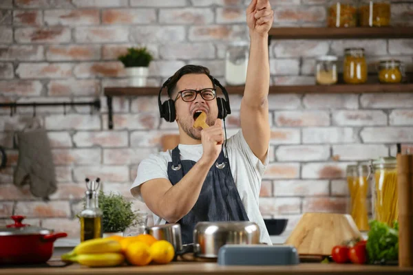 Giovane Che Indossa Grembiule Ascoltare Musica Cuffia Ballare Cucina — Foto Stock