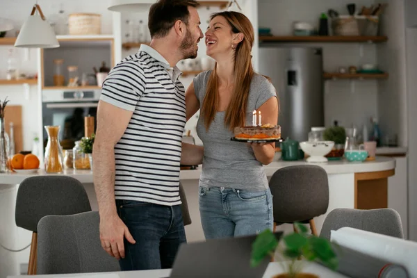 Cumpleaños Del Marido Esposa Sorpresa Marido Con Pastel Cumpleaños —  Fotos de Stock