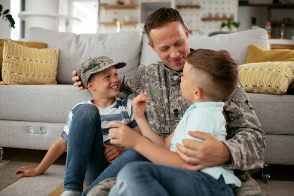 Feliz Soldado Sentado Suelo Con Familia Soldado Disfrutando Casa Con —  Fotos de Stock