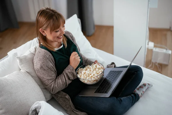 Gyönyörű Szőke Néz Filmet Laptopon Enni Popcorn — Stock Fotó