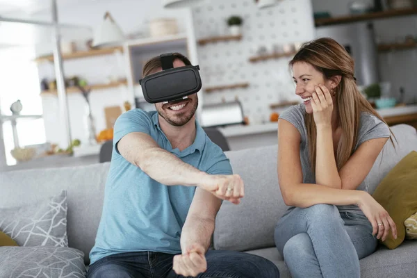 Feliz Pareja Divirtiéndose Con Gafas Realidad Virtual Sala Estar Pareja — Foto de Stock
