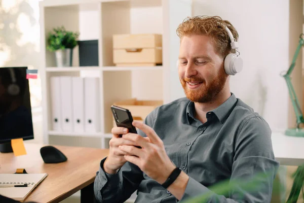 Businessman Office Handsome Ginger Man Listening Music Headphones — Stock Photo, Image