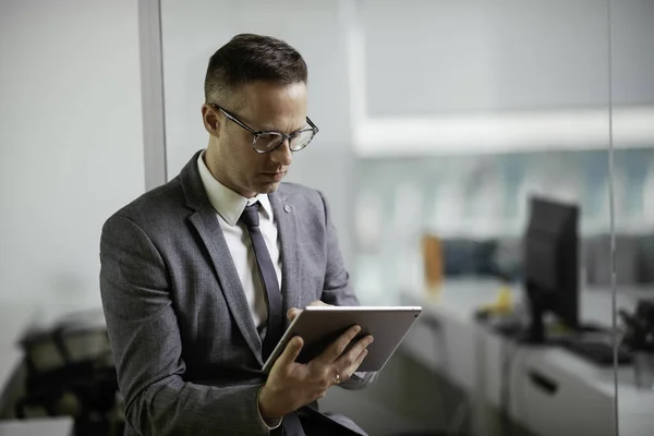 Bonito Homem Negócios Trabalhar Escritório Jovem Empresário Usando Tablet — Fotografia de Stock