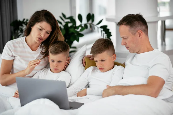 Família Passar Tempo Juntos Casa — Fotografia de Stock