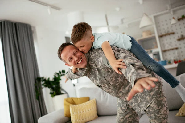 Στρατιώτης Διασκεδάζει Γιο Του Στο Σπίτι Πατέρας Και Γιος Παίζουν — Φωτογραφία Αρχείου