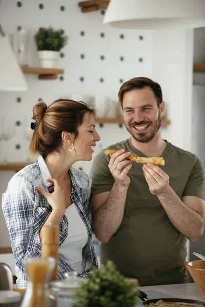 Young Couple Making Pancakes Home Loving Couple Having Fun While — Stock Photo, Image