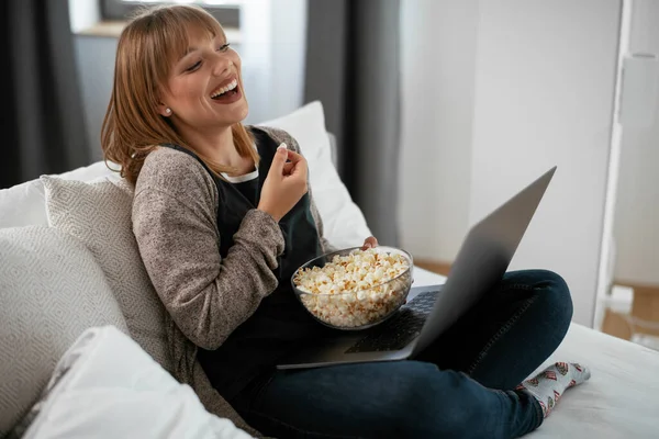 Mulher Loira Bonita Assistindo Filme Laptop Comer Pipoca — Fotografia de Stock