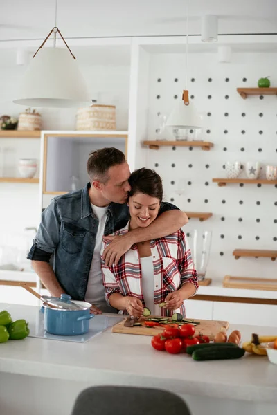 Een Jong Stel Dat Thuis Ontbijt Maakt Houden Van Paar — Stockfoto