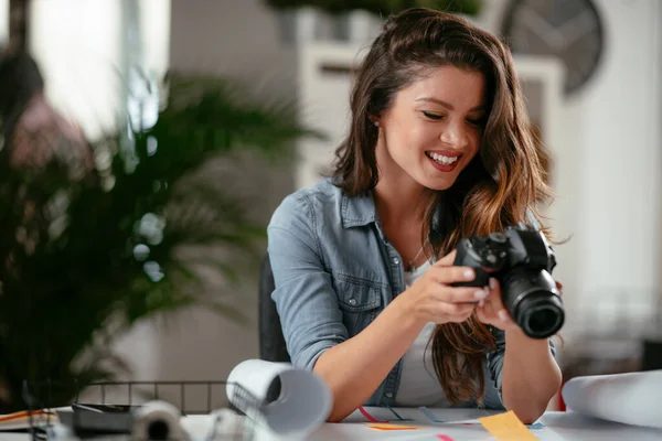 Eksekutif Wanita Muda Yang Bahagia Melihat Kamera Kantor Kreatif Fotografer — Stok Foto