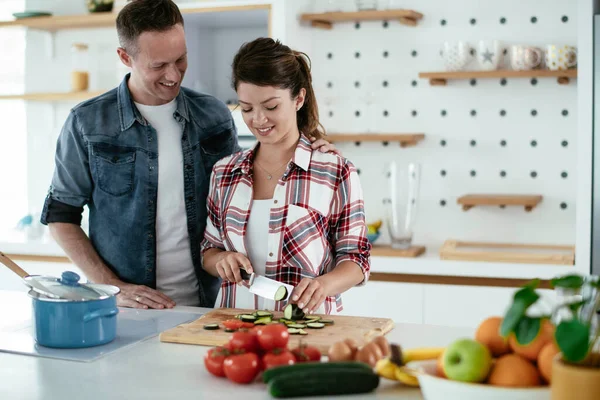 Pareja Joven Haciendo Desayuno Casa Pareja Amorosa Comiendo Sándwich Cocina —  Fotos de Stock