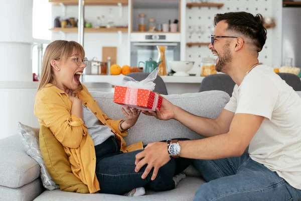 Uomo Che Sorprende Sua Ragazza Con Regalo Giovane Uomo Dando — Foto Stock