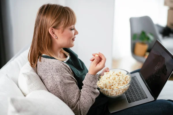 Gyönyörű Szőke Néz Filmet Laptopon Enni Popcorn — Stock Fotó