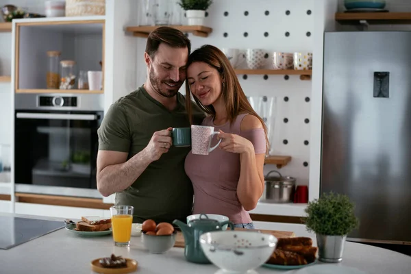 Amar Pareja Bebiendo Café Mientras Prepara Desayuno —  Fotos de Stock