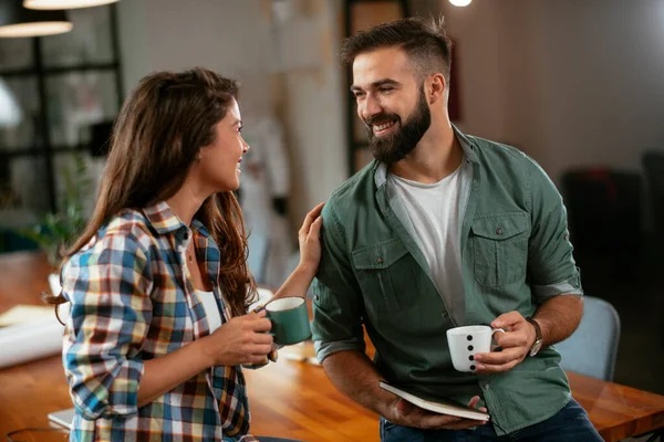 Tasarımcı, ortaklarına proje hakkında yeni fikirler veriyor. İşadamları ofiste yeni bir iş projesi üzerinde tartışıyorlar.