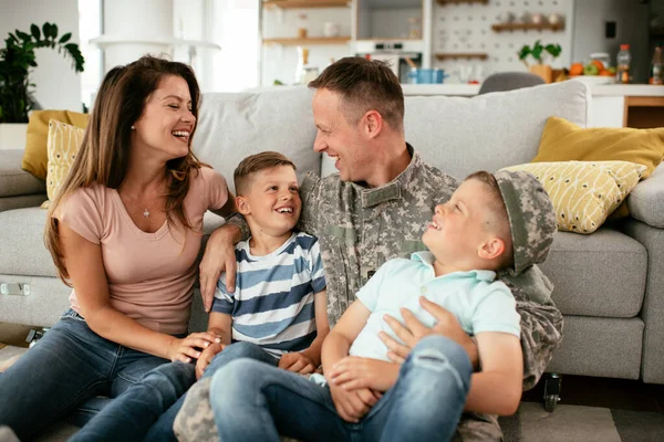 Soldado Sua Esposa Desfrutando Casa Com Filhos Soldado Feliz Sentado — Fotografia de Stock