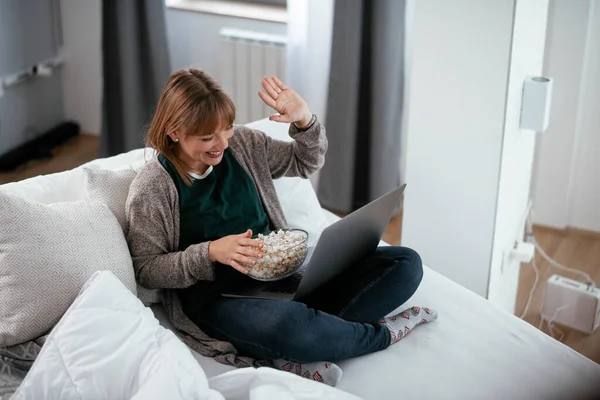 Wanita Pirang Cantik Menonton Film Laptop Dan Makan Popcorn — Stok Foto