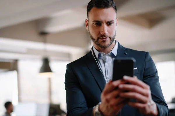 Retrato Hombre Negocios Guapo Traje Escuchar Música Con Teléfono Oficina —  Fotos de Stock