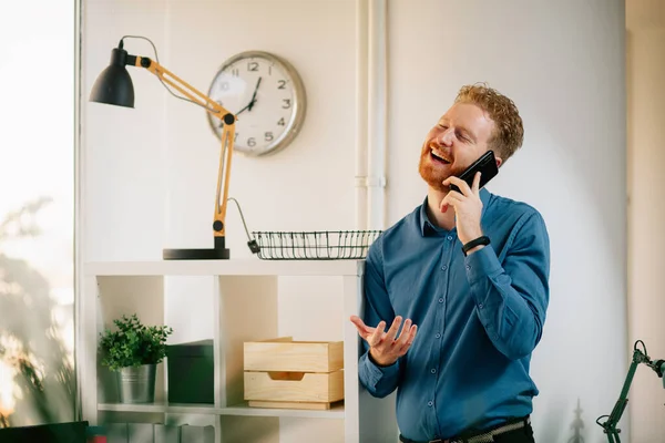 Pengusaha Muda Berbicara Telepon Kantor — Stok Foto