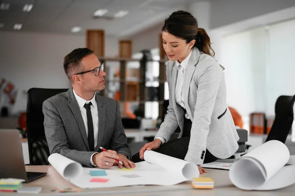 Ofiste birlikte çalışan meslektaşlar. Genç iş kadını ve iş adamı birlikte çalışıyor.