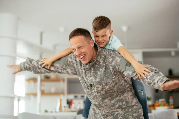 Soldado Divertindo Com Seu Filho Casa Pai Filho Brincando Sala — Fotografia de Stock