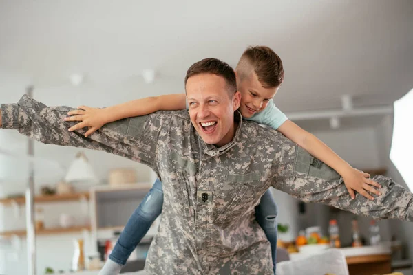 Soldado Divertindo Com Seu Filho Casa Pai Filho Brincando Sala — Fotografia de Stock