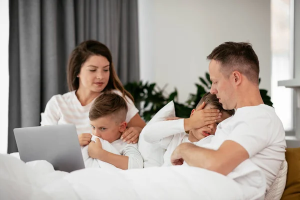 Família Passar Tempo Juntos Casa — Fotografia de Stock