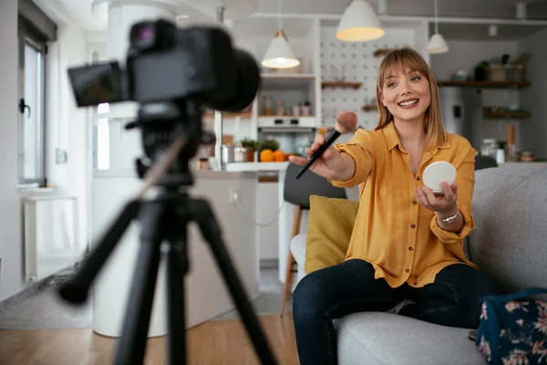 Vlogger Perempuan Merekam Tutorial Makeup Untuk Salurannya Wanita Cantik Muda — Stok Foto