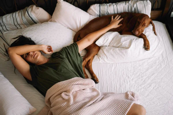 Gyönyörű Ágyban Kutyájával — Stock Fotó